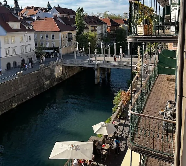Romantic Old Town Flat With River View location